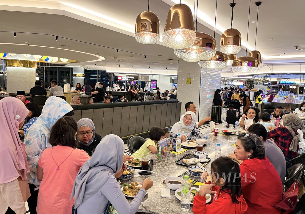Pengunjung ramai di pujasera atau food court di sebuah pusat perbelanjaan di kawasan Senayan, Jakarta, Selasa (3/5/2022). Libur Lebaran dimanfaatkan warga untuk bepergian bersama keluarga seperti ke tempat wisata dan pusat perbelanjaan untuk berburu kuliner.