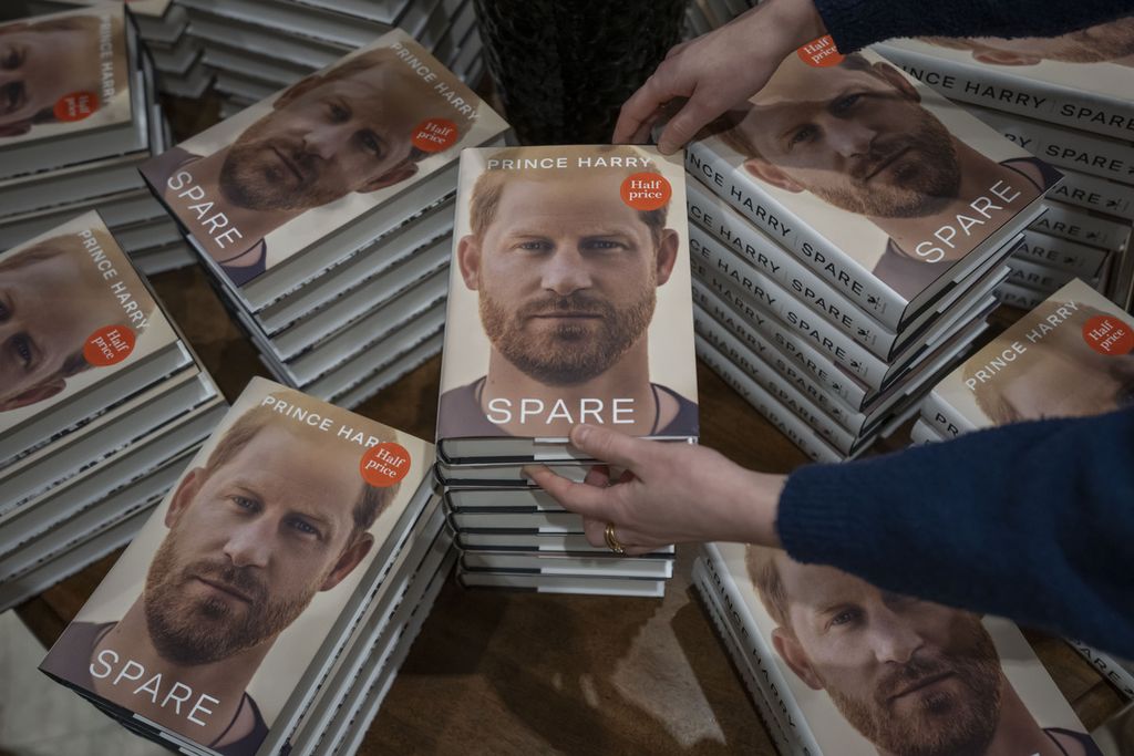Tumpukan buku berjudul<i> Spare</i> yang ditulis oleh Pangeran Harry di sebuah toko buku di London, Inggris, 10 Januari 2023. 