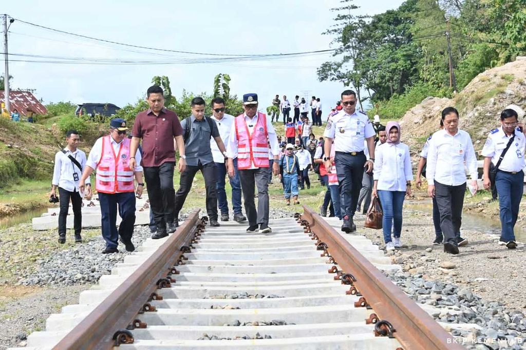 Menteri Perhubungan Budi Karya Sumadi meninjau progres pembangunan proyek KA Trans-Sulawesi ruas Maros-Mandai, di Sulawesi Selatan, Sabtu (21/1/2023).
