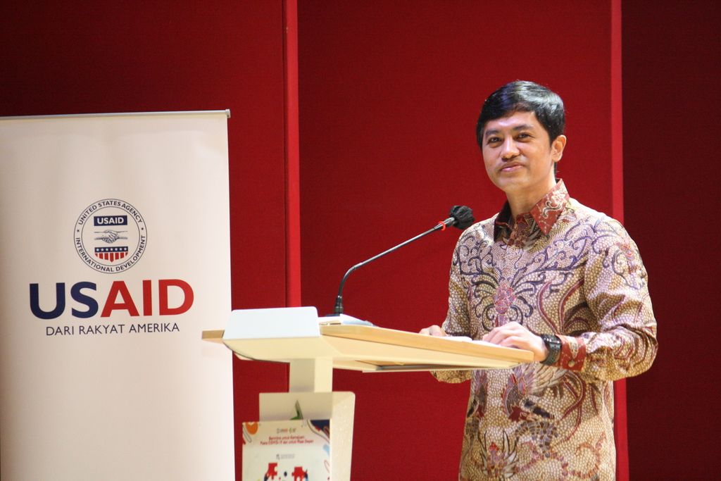 Wakil Menteri Kesehatan Prof dr Dante Saksono Harbuwono saat memberikan kata sambutan dalam acara puncak Penutupan Penanggulangan Covid-19 antara USAID dan Kementerian Kesehatan di Perpustakaan Nasional, Jakarta, Jumat (31/3/2023).