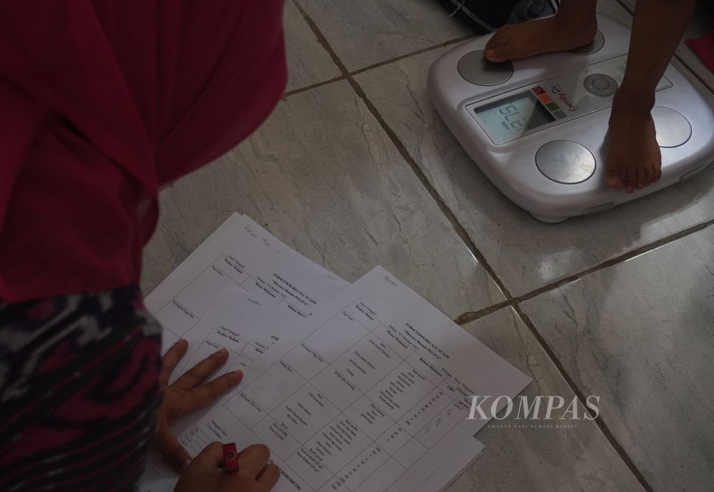 Petugas mengukur dan mencatat berat badan seorang anak balita penderita tengkes yang dititipkan di Rumah Pelita, Kelurahan Manyaran, Kecamatan Semarang Barat, Kota Semarang, Jawa Tengah, Selasa (10/10/2023).