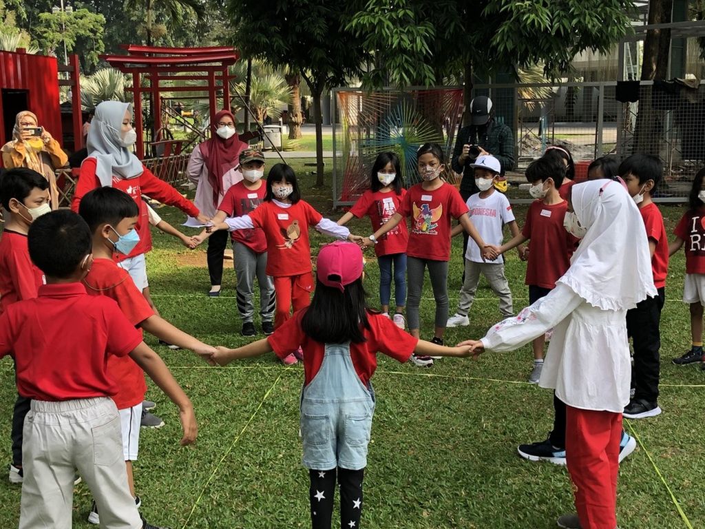 Kegiatan 17 Agustus yang mempertemukan anak-anak <i>homeschooling</i> secara langsung dengan teman-temannya.