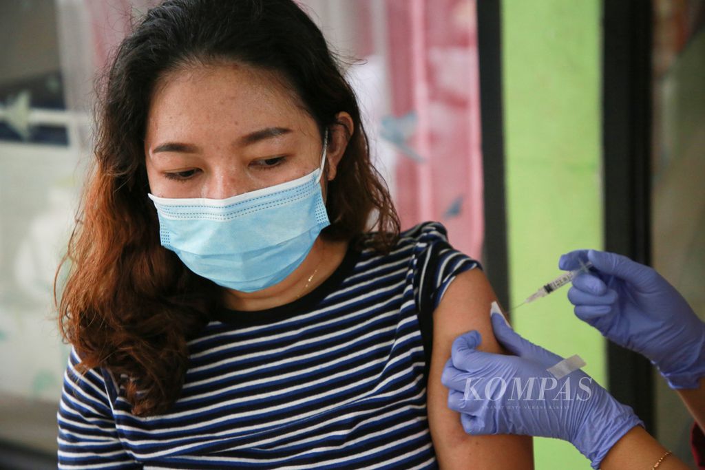 Warga menerima suntikan vaksin Covid-19 dosis ketiga atau penguat di RPTRA Gondangdia, Jakarta Pusat, 28 Maret 2022. Minat warga mendapatkan vaksin penguat (<i>booster</i>)<i> </i>meningkat setelah pemerintah menyatakannya sebagai syarat mudik Lebaran.