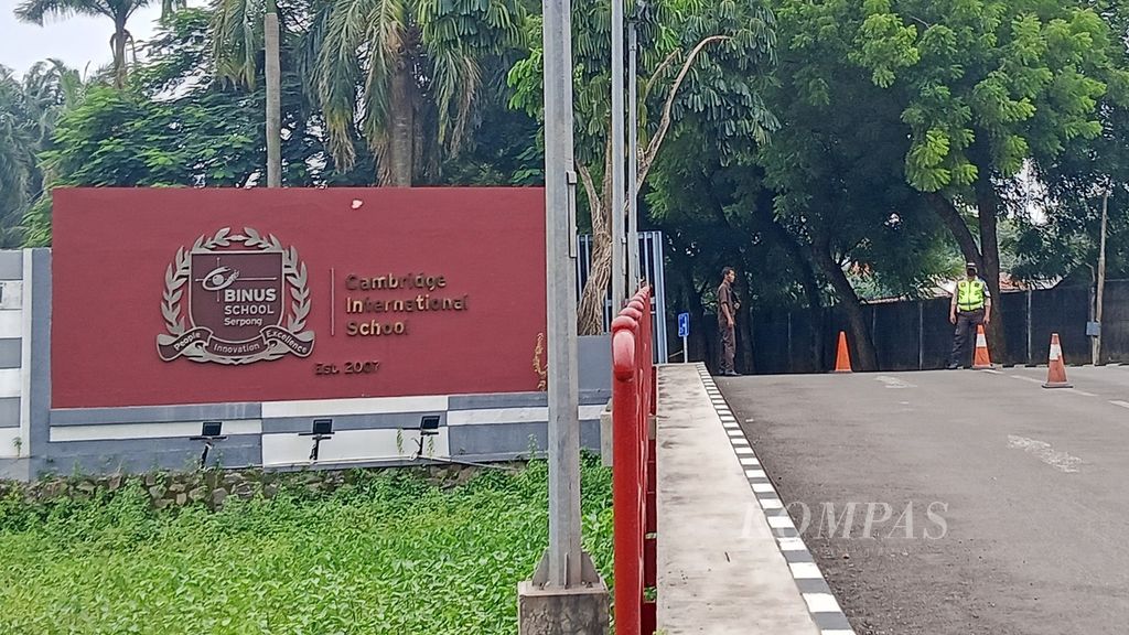 Situasi pintu utama Binus School Serpong dijaga ketat oleh petugas satpam, Rabu (21/2/2024). Sekelompok pelajar yang bergabung dalam geng tai” melakukan perundungan kepada sesama siswa di luar sekolah. 