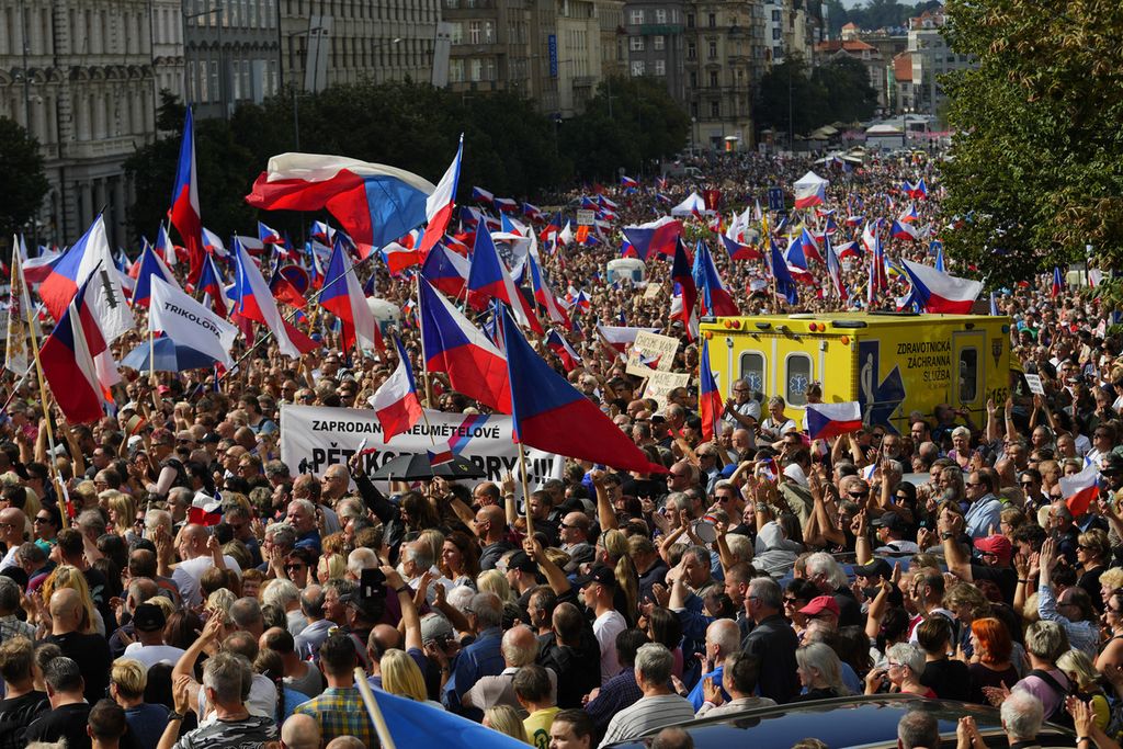 Warga Ceko berunjuk rasa di ibu kota negara itu, Praha, Sabtu (3/9/2022). Mereka memprotes kenaikan harga dan sikap pemerintah yang mengutamakan mendukung perang di negara lain.