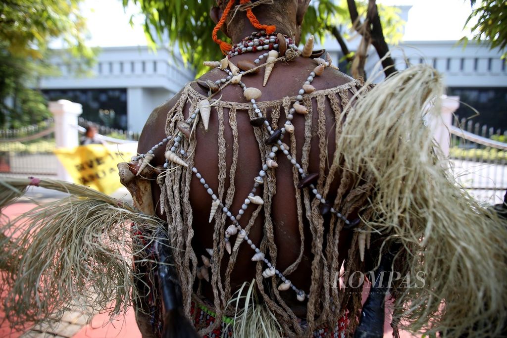 Pejuang lingkungan hidup dari suku Awyu dan suku Moi dari Papua menggelar doa dan ritual adat di depan Gedung Mahkamah Agung, Jakarta, Senin (27/5/2024). Saat ini kedua suku tersebut tengah terlibat gugatan hukum melawan pemerintah dan perusahaan sawit demi mempertahankan hutan adat mereka. 