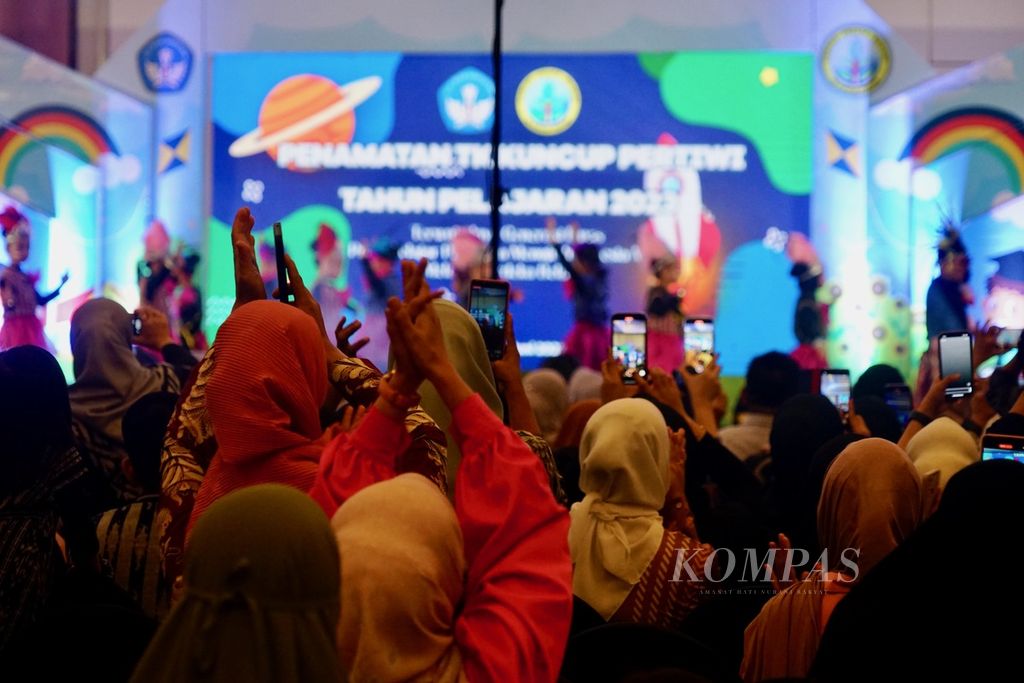 Ratusan orangtua beserta anak mengikuti acara wisuda TK Kuncup Pertiwi, di Kendari, Sulawesi Tenggara, Senin (19/6/2023).