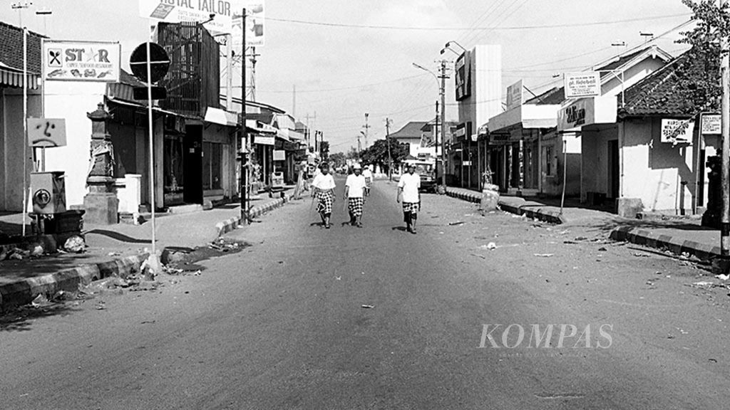 Para pecalang melakukan ronda guna mengamankan kesucian suasana Nyepi pada 17 Maret 1991 menyambut perayaan Tahun Baru Saka 1311.