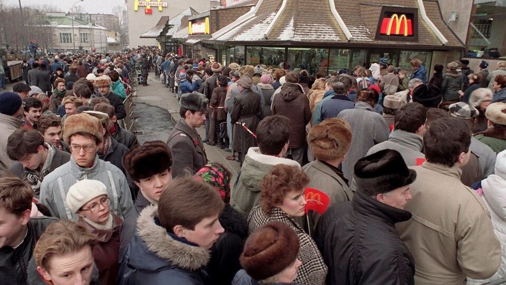 Arsip foto menunjukkan ratusan warga antre di luar restoran McDonald's pertama di Uni Soviet pada hari pembukaan di Moskwa, Rabu 31 Januari 1990. 