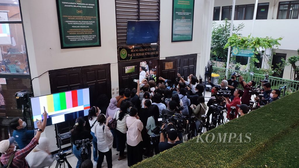 Suasana di luar ruang sidang dengan agenda pembacaan tuntutan terhadap terdakwa Richard Eliezer Pudihang Lumiu yang dipenuhi pengunjung, Rabu (18/1/2023), di Pengadilan Negeri Jakarta Selatan. 