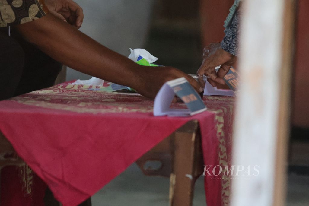 Warga menggunakan hak pilihnya dalam pemungutan suara ulang (PSU) di TPS 06 Dusun Ngleses, Desa Candimulyo, Kecamatan Candimulyo, Kabupaten Magelang, Jawa Tengah, Minggu (18/2/2024). 