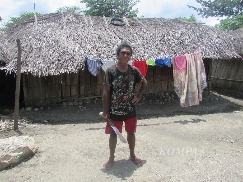 Salah satu eks pejuang Timor Timur yang juga mantan Komandan Milisi Makikit, Marcelino Lopes, Rabu (5/8/2020), di rumahnya di barak penampungan Tuapukan, Kabupaten Kupang, NTT. 