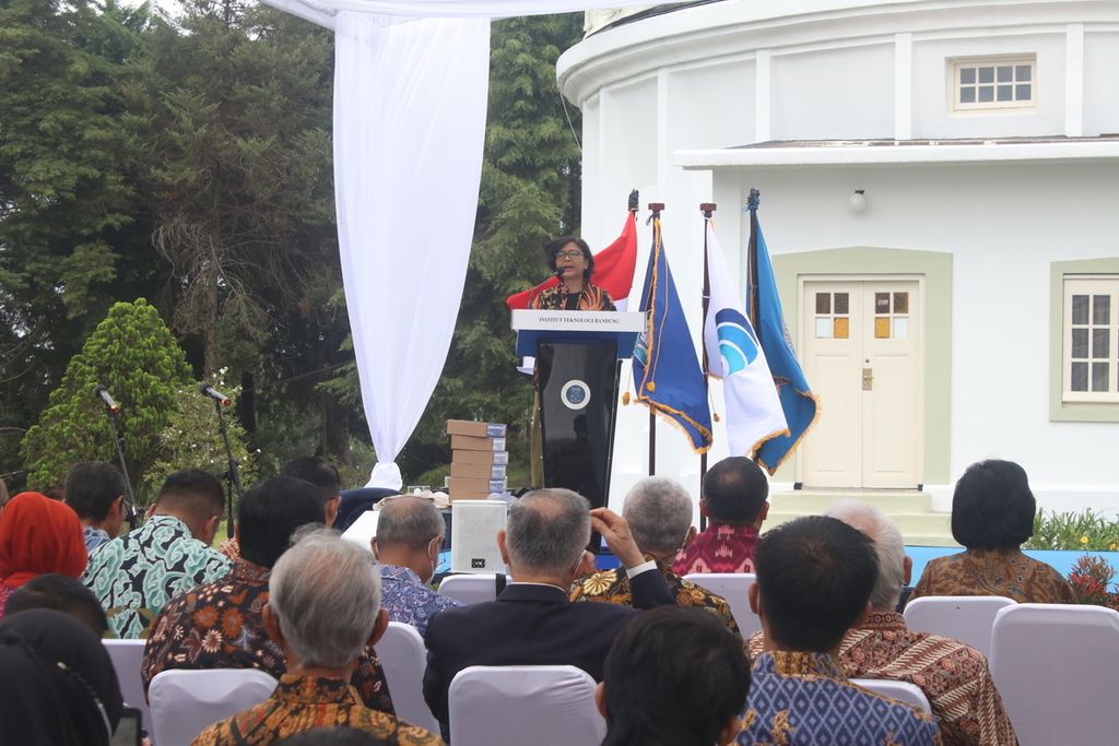 Rektor Institut Teknologi Bandung Profesor Reini D Wirahadikusumah memberikan sambutan dalam peringatan 100 tahun Observatorium Bosscha di Kecamatan Lembang, Kabupaten Bandung Barat, Jabar, Senin (30/1/2023).
