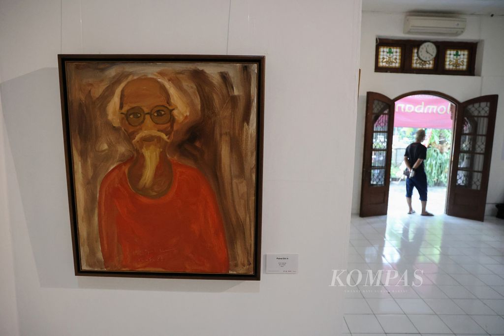 Pengunjung mendatangi pameran bertajuk <i>Gelombang Masker</i> yang menampilkan karya pelukis senior Djoko Pekik di Bentara Budaya Yogyakarta, Kotabaru, Yogyakarta, Senin (28/3/2022). Sebanyak 23 lukisan yang dibuat oleh Djoko Pekik (85) selama pandemi Covid-19 ditampilkan pada pameran yang berlangsung pada 26-31 Maret 2022 itu. 