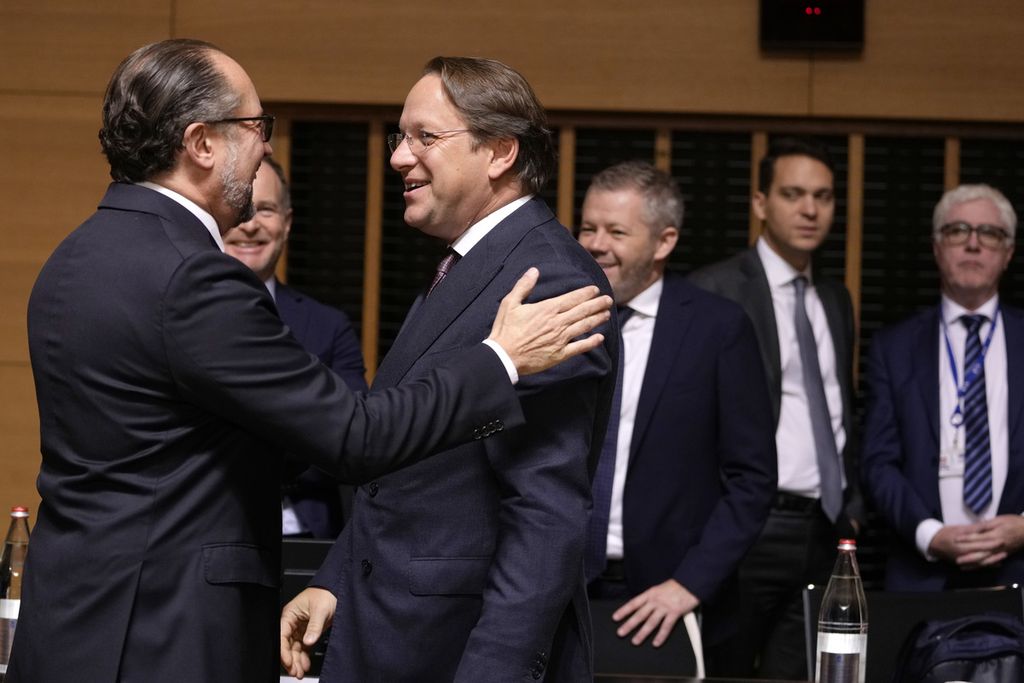 Komisioner Komisi Eropa Oliver Varhelyi (tengah) berbincang dengan Menteri Luar Negeri Austria Alexander Schallenberg (kiri) saat mereka bertemu di tengah pertemuan Dewan Eropa di Luksemburg, Senin (23/10/2023). 