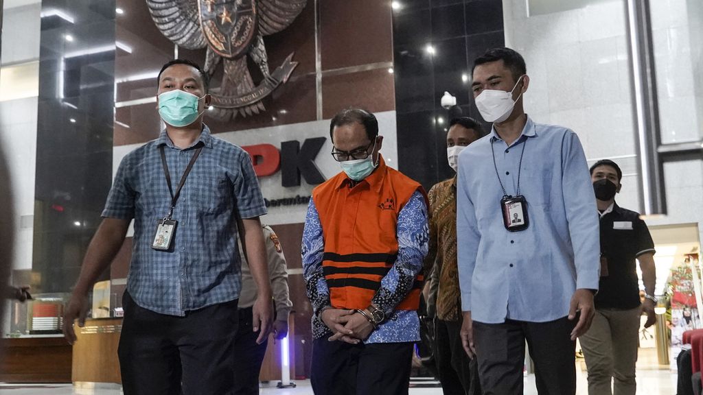 Hakim Agung Gazalba Saleh mengenakan rompi tahanan dan digiring petugas menuju mobil tahanan setelah diperiksa dan dinyatakan menjadi tersangka kasus suap di Komisi Pemberantasan Korupsi (KPK), Jakarta, Kamis (8/12/2022). 