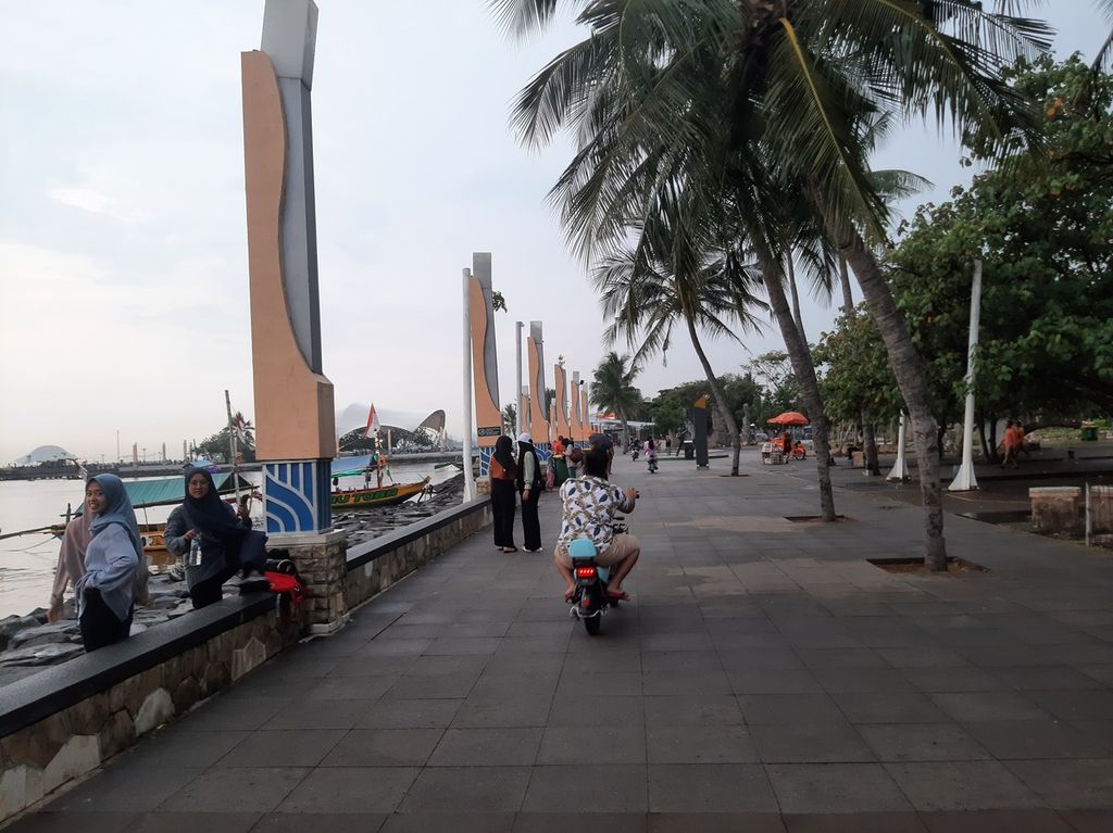 Para pengunjung berswafoto di kawasan Pantai Ancol, Jakarta, Sabtu (25/3/2023).