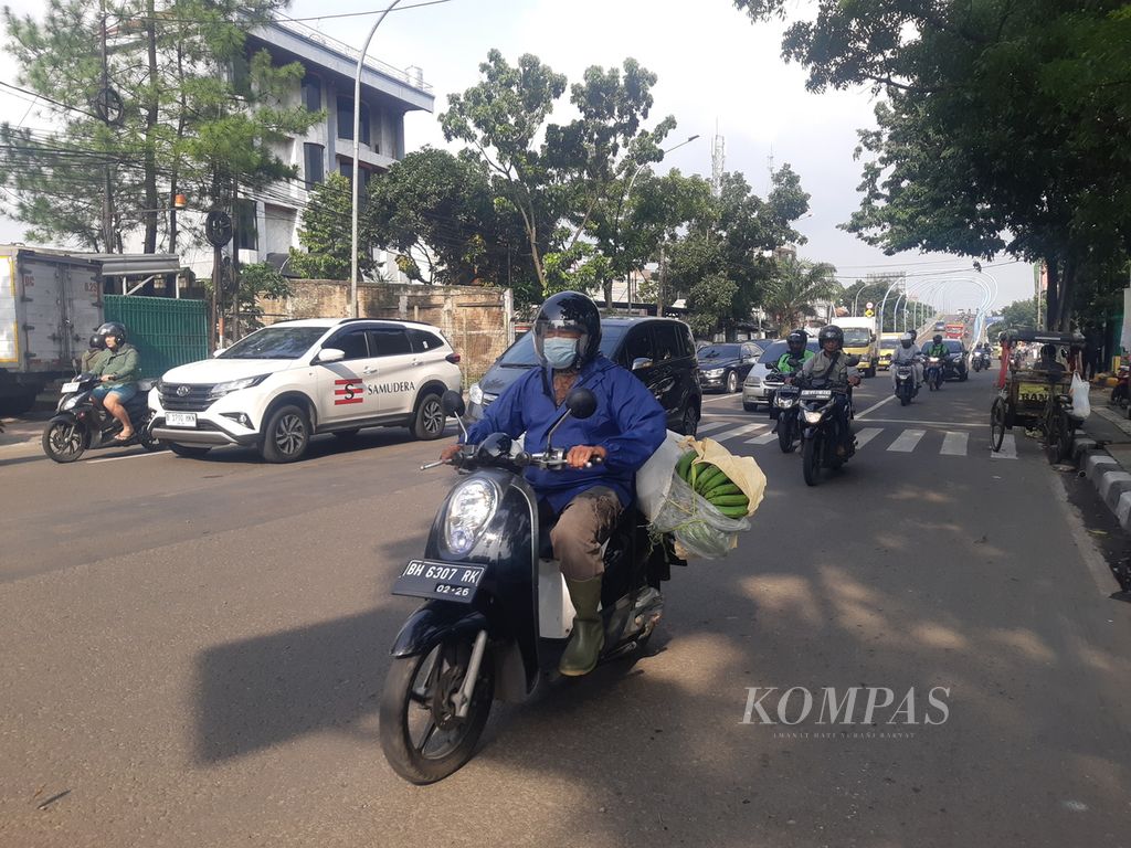 Kondisi arus lalu lintas di jalan daerah Antapani, Kota Bandung, Jawa Barat, Jumat (12/1/2024). Dari data Polrestabes Bandung, Antapani termasuk 11 kawasan rawan macet di Kota Bandung.