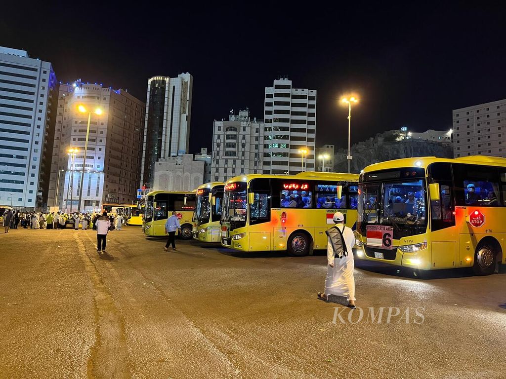 A number of shalawat buses are ready to transport Indonesian hajj pilgrims at the Masjidil Haram complex terminal in the city of Mecca, Saudi Arabia, on Wednesday (May 22, 2024) night. Shalawat buses serve Indonesian hajj pilgrims every day for 24 hours to facilitate mobility from the hotel to the Masjidil Haram.