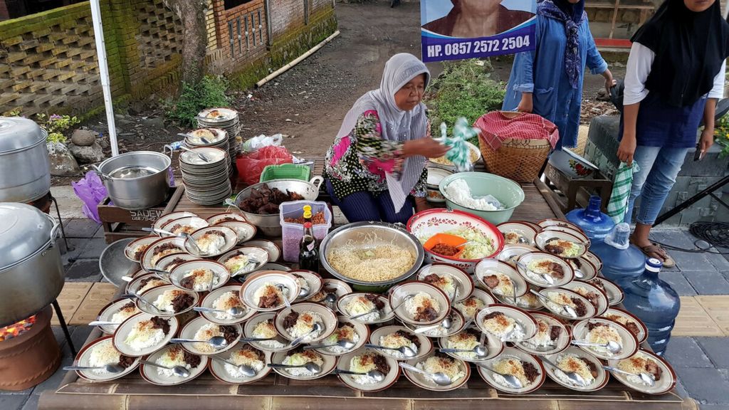 Sajian kuliner khas Magelang dan sekitarnya di festival kuliner di sela Friendship Run di Magelang, Jawa Tengah, Sabtu (17/11/2018). Friendship Run merupakan ajang pemanasan sebelum Borobudur Marathon 2018. 