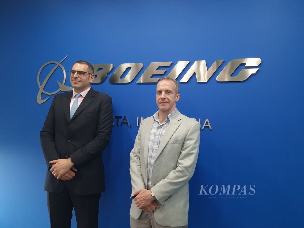 Country Managing Director untuk Indonesia, Zaid Alami (kiri) bersama Regional Vice President of Asia Supply Chain Craig Abler setelah berdiskusi mengenai potensi Indonesia dalam industri penerbangan global di Kantor Boeing, Jakarta, Senin (10/6/2024). 