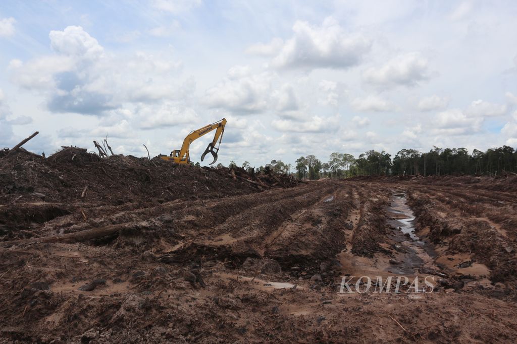 Sebuah alat berat membersihkan kayu-kayu untuk menyiapkan lahan penanaman komoditas singkong di Kabupaten Gunung Mas, Kalimantan Tengah, Sabtu (6/3/2021). Singkong menjadi salah satu komoditas dalam program nasional cadangan logistik.