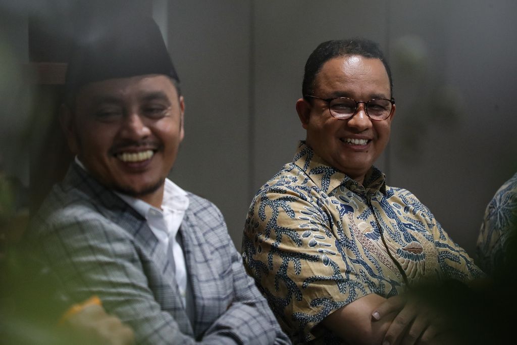 Ketua DPP Partai Nasdem Willy Aditya (kiri) dan calon presiden Anies Baswedan (kanan) menghadiri konferensi pers di Jalan Brawijaya X, Jakarta Selatan, Jumat (5/5/2023).