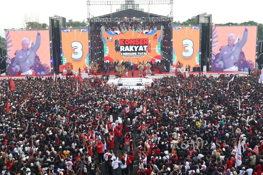 Ribuan simpatisan pasangan calon presiden-calon wakil presiden nomor urut 3, Ganjar Pranowo-Mahfud MD, memadati kampanye akbar di Genteng, Banyuwangi, Jawa Timur, meski hujan deras mengguyur pada 8 Februari 2024. 