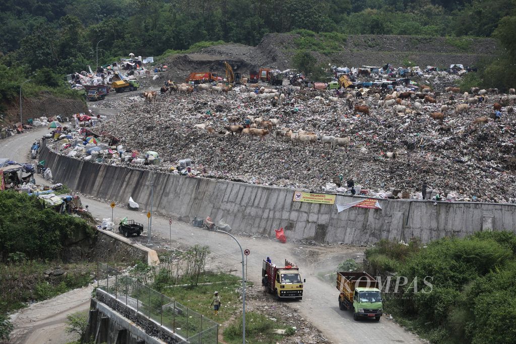 Aktivitas pembuangan sampah di Tempat Pemrosesan Akhir (TPA) Regional Piyungan, Kabupaten Bantul, DIY, Selasa (28/2/2023). 