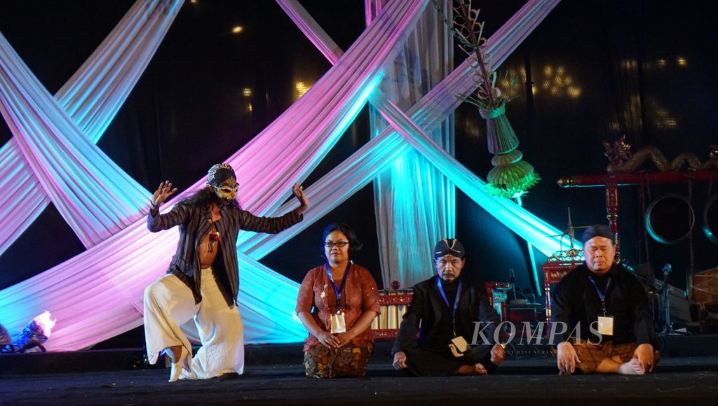 Pertunjukan seni ditampilkan dalam gelaran Festival Budaya Spiritual di Kota Surakarta, Jawa Tengah, Senin (17/7/2023) malam.