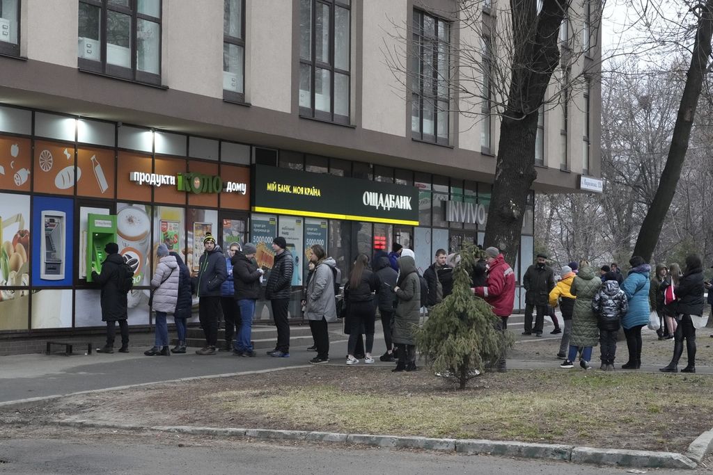 Orang-orang berbaris untuk menarik uang mereka dari ATM di Kiev, Ukraina, Kamis, 24 Februari 2022. Otoritas penjaga perbatasan Ukraina mengatakan bahwa militer Rusia telah menyerang negara itu dari negara tetangga Belarusia. 