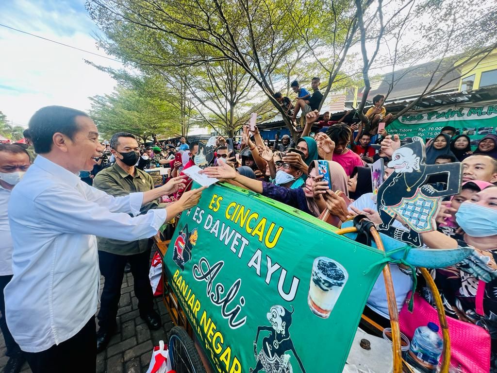 Masyarakat dan pedagang antusias menyambut Presiden Joko Widodo di Pasar Bahari Berkesan, Kota Ternate, Maluku Utara, Rabu (28/9/2022).
