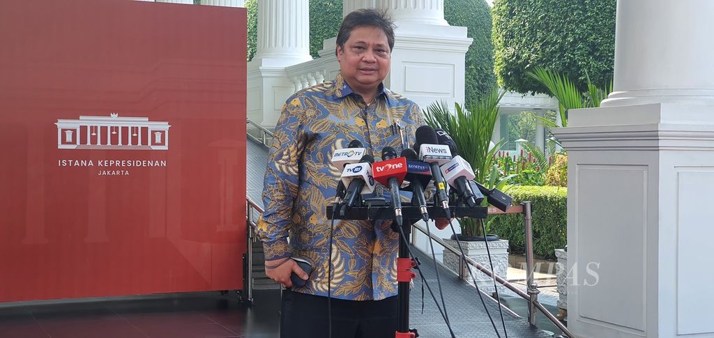 Menteri Koordinator Bidang Perekonomian Airlangga Hartarto menyampaikan hasil rapat tertutup terkait dengan Registrasi Sosial Ekonomi yang dipimpin Presiden Joko Widodo di Kompleks Istana Kepresidenan, Jakarta, Rabu (12/10/2022).