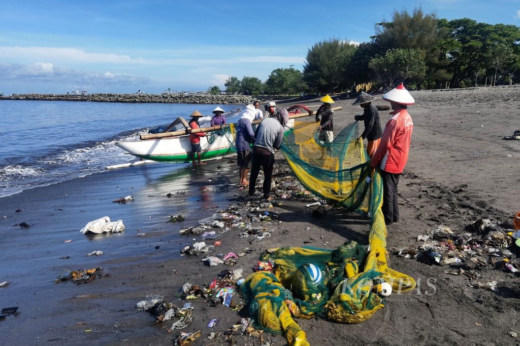 Berbagai jenis sampah plastik ikut terbawa naik saat nelayan menjala ikan di kawasan Pantai Tanjung Karang, Sekarbela, Kota Mataram, Nusa Tenggara Barat, Senin (23/1/2023). 