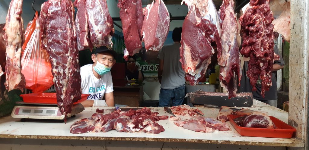 Pedagang daging sapi potong menunggu pembeli di Pasar Sederhana, Pasteur, Kota Bandung, Rabu (18/3/2020). Pasca-pembatasan aktivitas warga, harga bahan pokok di pasar ini tetap stabil.