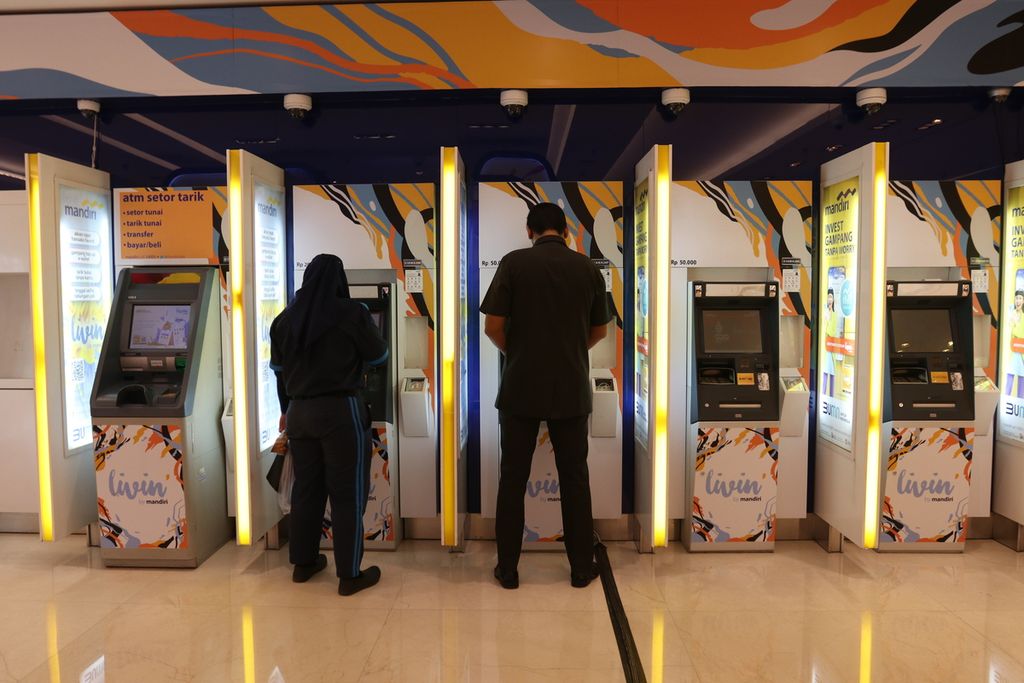 Nasabah bertransaksi melalui mesin ATM di Plaza Mandiri, Jakarta, Rabu (26/10/2022). 