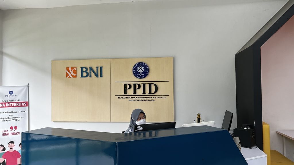 Petugas saat menunggu posko pengaduan di Integrated Service Center IPB University pada Rabu (16/11/2022).
