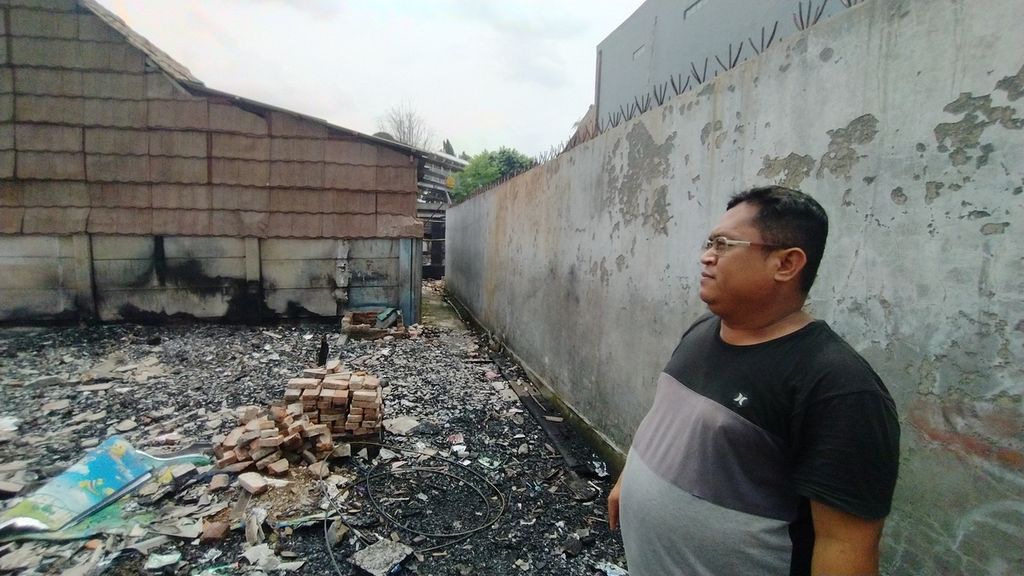 Iqbal Qodri, pengurus RT 006 RW 008, menunjukkan lokasi kebakaran yang terjadi di wilayah Kelurahan Sukabumi Selatan, Kecamatan Kebon Jeruk, Jakarta Barat, Kamis (22/12/2022).