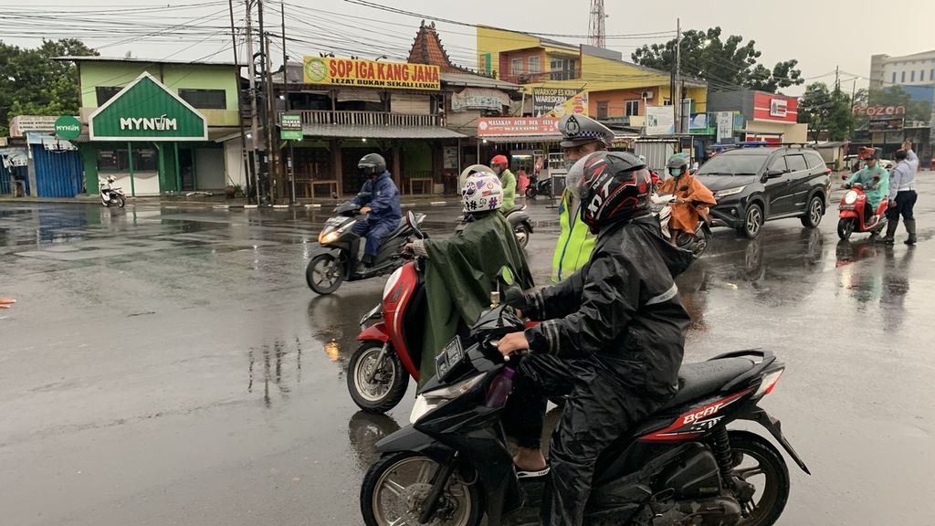 Suasana lalu lintas dari arah perempatan Viktor menuju Jalan Ciater Barat, Tangerang Selatan, pada hari pertama pemberlakuan sistem satu arah atau SSA, Kamis (2/3/2023). Sejumlah kendaraan harus berputar arah saat hendak melewati jalan tersebut.
