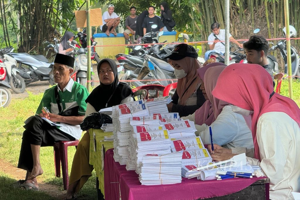 Para saksi memantau pelaksanaan pemunguatan suara ulang (PSU) di Tempat Pemungutan Suara (TPS) 12 Desa Sigar Penjalin, Kecamatan Tanjung, Kabupaten Lombok Utara, Nusa Tenggara Barat, Rabu (21/2/2024).