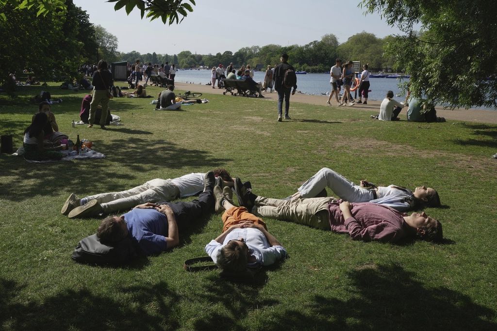 Warga menikmati sinar matahari di sebuah taman di London. Foto diambil pada 27 Mei 2023.
