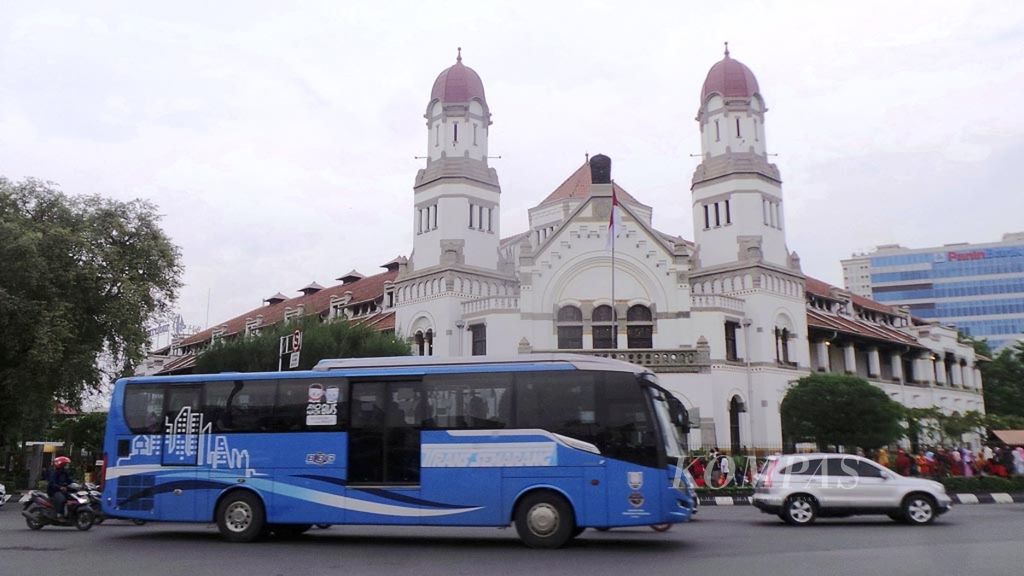 <i>Bus rapid transit</i> (BRT) Trans-Semarang melewati jalan di sekitar Gedung Lawang Sewu, Kota Semarang, Jawa Tengah, Minggu (20/1/2019). 