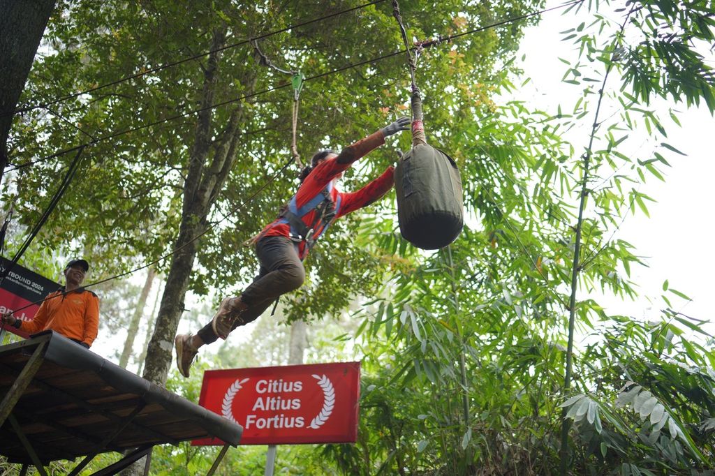 Atlet bulu tangkis PB Djarum melakukan permainan <i>human jump</i> dalam mancakrida (<i>outbound</i>) di hutan pinus, di Lembang, Jawa Barat, Kamis (11/1/2024).