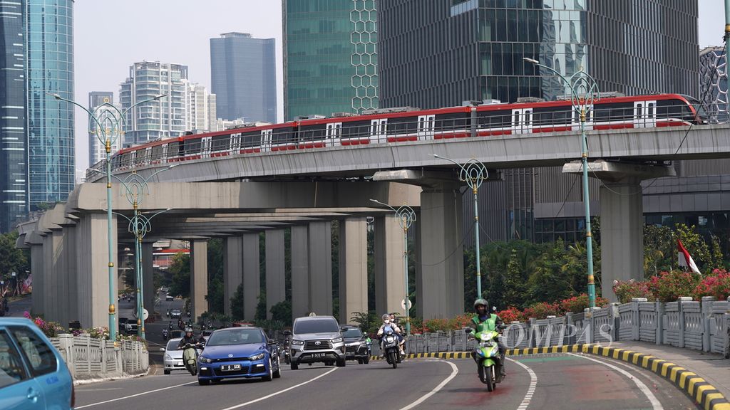 LRT Jabodebek melintas di sekitar Stasiun LRT Dukuh Atas di Kuningan, Setiabudi, Jakarta Selatan, Senin (4/9/2023). Saat ini terdapat 158 perjalanan LRT Jabodebek yang dilayani oleh 12 rangkaian kereta setiap hari. Targetnya, nanti ada 27 rangkaian LRT Jabodebek yang dapat melayani 137.000 penumpang dalam satu hari.  