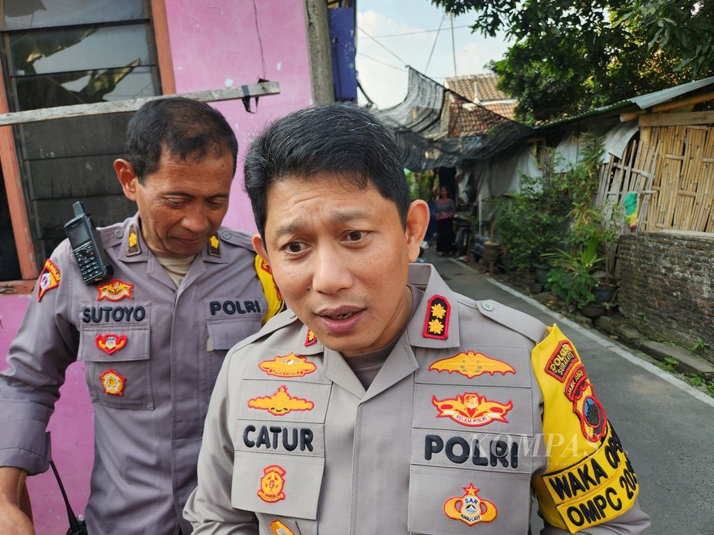 Wakil Kepala Kepolisian Resor Kota Surakarta Ajun Komisaris Besar Catur Cahyono menjelaskan ekshumasi makam VH untuk otopsi di Pemakaman Boto, Kelurahan Sumber, Kecamatan Banjarsari, Kota Surakarta, Jawa Tengah, Jumat (23/8/2024). VH tewas dianiaya suaminya, AS. Keduanya menikah belum genap sebulan. 