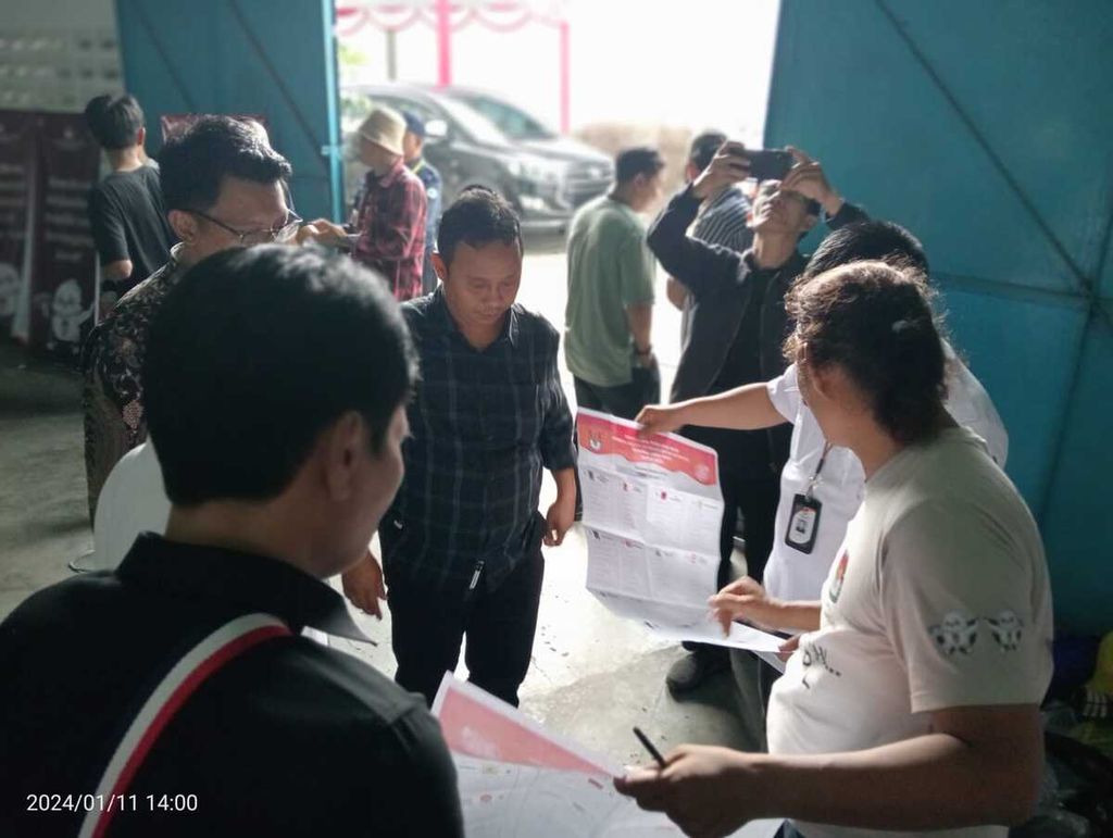 Koordinator Divisi Perencanaan dan Logistik KPU Provinsi Jawa Barat, Hari Nazarudin (kemaja hitam), secara langsung memantau tahapan penyortiran dan pelipatan surat suara di Kabupaten Purwakarta, Selasa (16/1/2024).