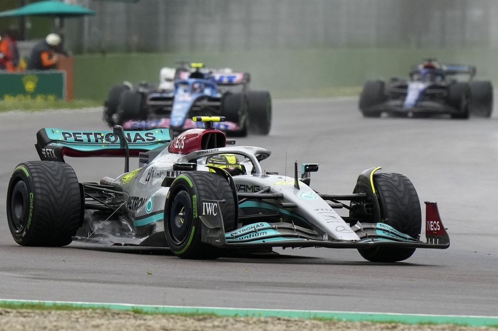 Pebalap tim Mercedes, Lewis Hamilton, memacu mobil pada F1 seri Emilia Romagna, Italia, di Sirkuit Internasional Enzo e Dino Ferrari, Imola, Italia, Minggu (24/4/2022). 