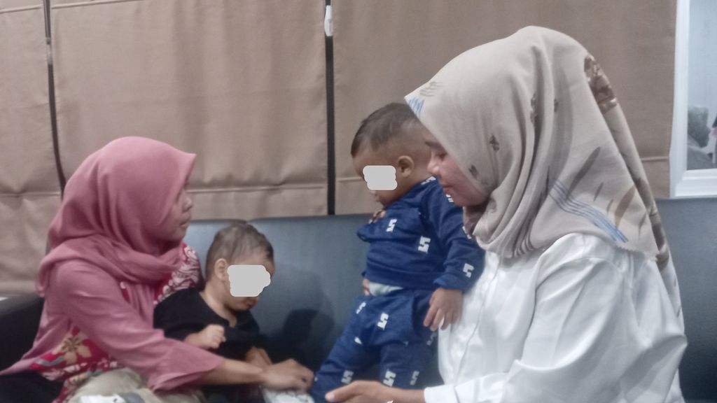 Ibu DP (kiri) dan ibu Siti Mauliah (kanan) duduk bersama dan berbincang hangat bersama anak mereka yang telah tertukar selama setahun di Polres Bogor, Jawa Barat, Jumat (25/8/2023). Dua ibu ini menerima hasil tes DNA yang menunjukkan 99,9 persen tidak identik.