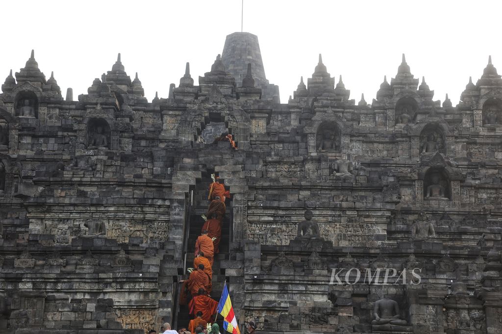 Biksu yang melakukan perjalanan dari Thailand (Thudong) tiba di Candi Borobudur, Magelang, Jawa Tengah, Kamis (1/6/2023). Perjalanan 33 biksu tersebut bagian dari ritual mereka menyambut hari raya Waisak pada 4 Juni 2023.
