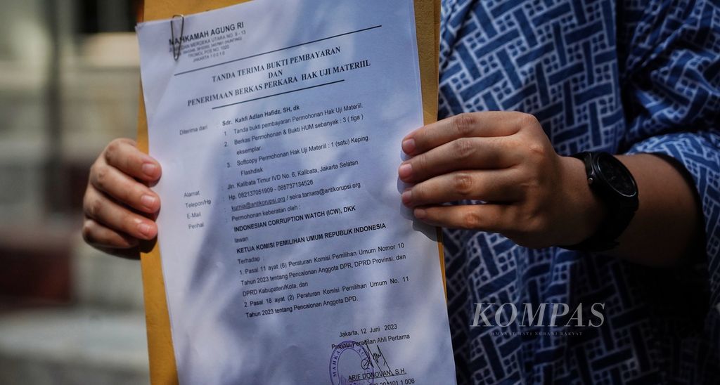 Surat bukti yang diterima perwakilan Koalisi Masyarakat Sipil Kawal Pemilu Bersih dari Mahkamah Agung, Jakarta, setelah menyerahkan pengajuan uji materiil Peraturan KPU No 10 dan No 11 Tahun 2023, Senin (12/6/2023). 